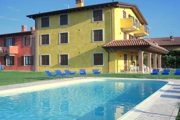 Charming Cottage In Renovated Farmhouse Near Lake Garda