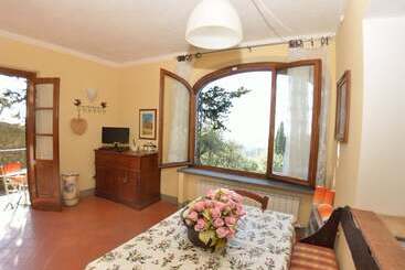 Picturesque Hillside Cottage In Lucca