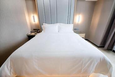 Lavande Hotel Urumqi High Speed Railway Wanda Plaza