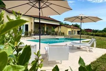 هتل آپارتمان Le Village Sarzana