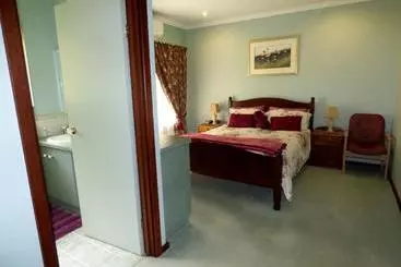 Country Charm Retreat B&b