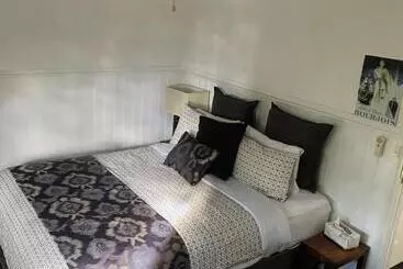Creek Cottage Bed And Breakfast Traralgon