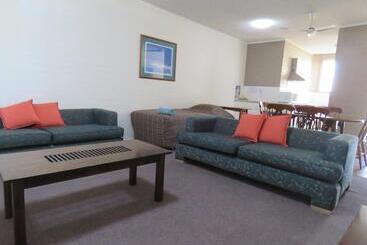 Emerald Gardens Motel & Apartments