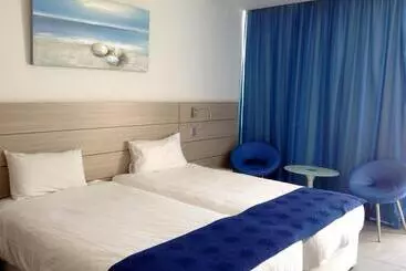 Limanaki Beach Hotel & Suites