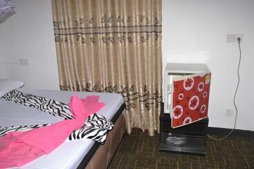 Hotelli Pine Village Home Stay