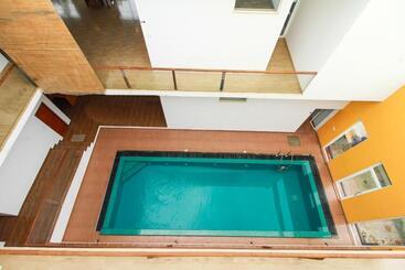 فندق Meth Suites