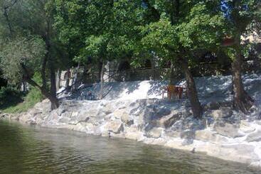 Пансион къща за гости там край реката