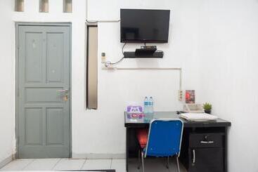 Pension (Hôtel basse catégorie) Reddoorz Syariah Near Grand Galaxy Park