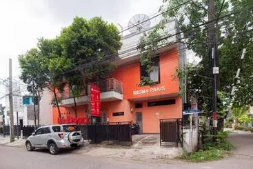 Pension Reddoorz Syariah Near Grand Galaxy Park