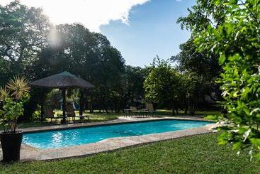 בית מלון כפרי Gooderson Dumazulu Lodge & Traditional Village