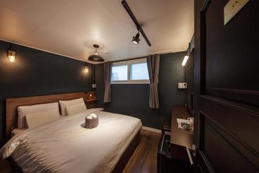 هتل Butler:lee Hongdaecaters To Women