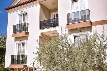 בית מלון כפרי Airport Garden