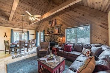 کلبه Casa Del Rey Three Bedroom Cabin With Hot Tub