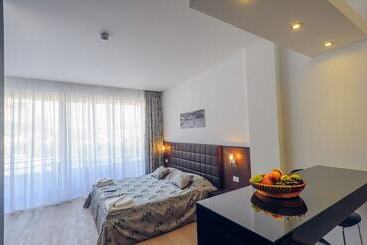 پانسیون Sky View Luxury Apartments