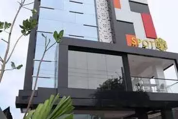 Hotel Front One Inn Kediri