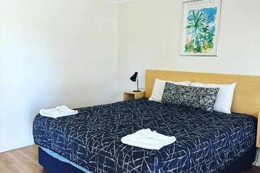 מוטל Colonial Motor Inn