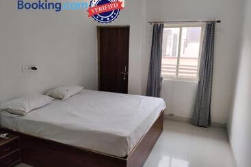 Hotel Goroomgo Purple Lotus Homestay Varanasi