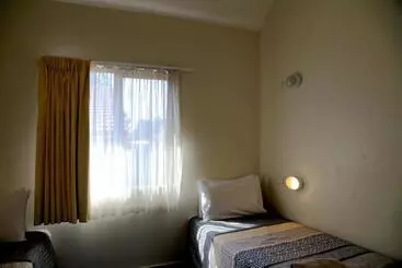 Отель Travellers Motor Village