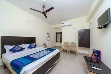 Hotel Oyo 19011  Sannidhi Residency