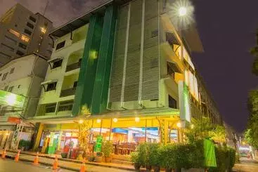 בית מלון כפרי Woraburi Sukhumvit