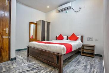 Hotell Oyo 35931 Leo S Home Stay