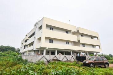 Otel Oyo 74146 Gm Grand Lake View