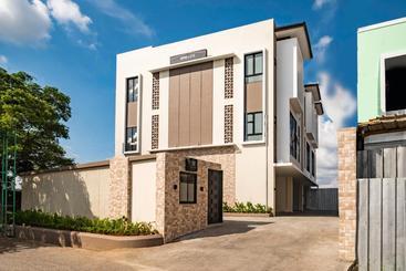 Hotel Oyo Life 2673 Rosewood Residence