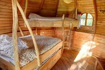 Bed and Breakfast Insolite Dans Les Arbres Les Ormes, Epiniac