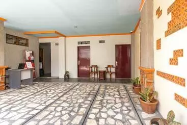 Pansiyon Reddoorz Syariah Near Stadion Manahan Solo 2