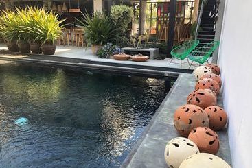 هتل Casa Conicarit