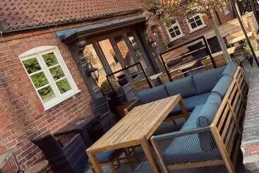 Hostal The Wheatsheaf Pub, Kitchen & Rooms