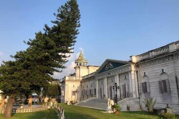 Hotel Cossimbazar Palace Of The Roys