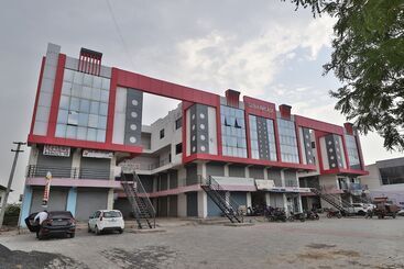 Spot On 44781 Hotel Shine Stay