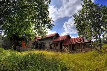 Hotel Pugdundee Safaris  Kanha Earth Lodge