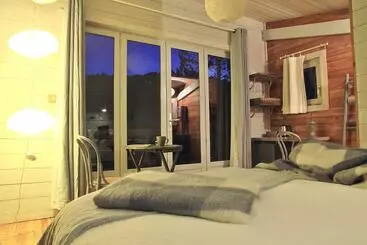 Aamiaismajoitus (B&B) Terre Des Baronnies. Cabanes