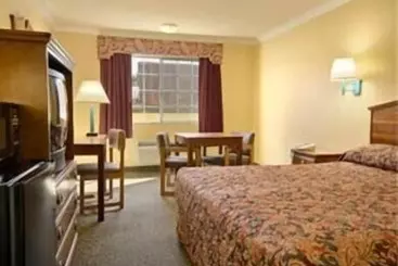 هتل Super 8 By Wyndham Los Angeles Downtown