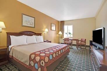 فندق على الطريق Super 8 By Wyndham Daytona Beach