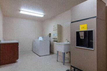 فندق على الطريق Super 8 By Wyndham St. Regis