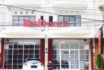 Hotell Reddoorz @ Jalan Tanjung Blitar