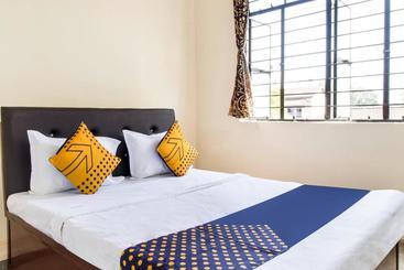 Hotel Spot On 73210  Sanket Lodging