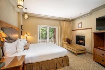 هتل Avila Village Inn