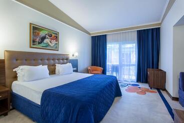 استراحتگاه Pine Beach Belek