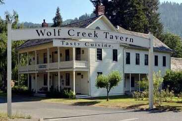 Hostel Wolf Creek Inn & Tavern