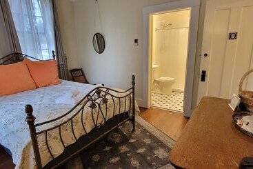 Hostel Wolf Creek Inn & Tavern