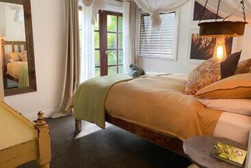 Отель Birdsong Bellingen Farm