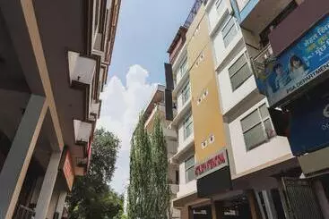 Hotel Super Capital O Seven Wonders Inn Near Sahara Ganj Mall