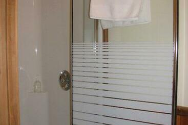 Sasquatch Crossing Eco Lodge B&b