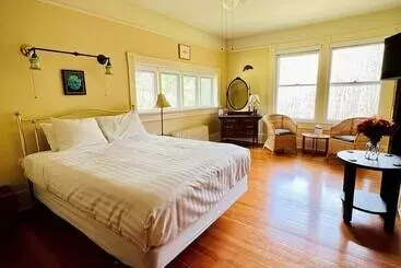 Sasquatch Crossing Eco Lodge B&b