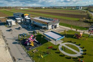 מלון דירות Kompleks Milosevic