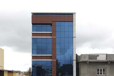 ホテル Guru Comforts By Oyo Rooms